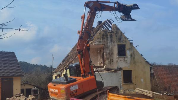 Um eine Art Pilgerstätte zu verhindern, bleibt die Fläche, auf der die "Schanze" stand erst einmal brach.