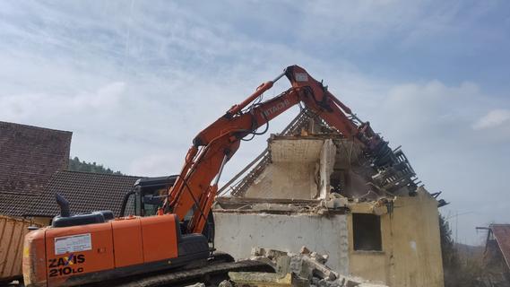 Aquí, las excavadoras están demoliendo la Casa del Rey Dragón en Altschauerberg