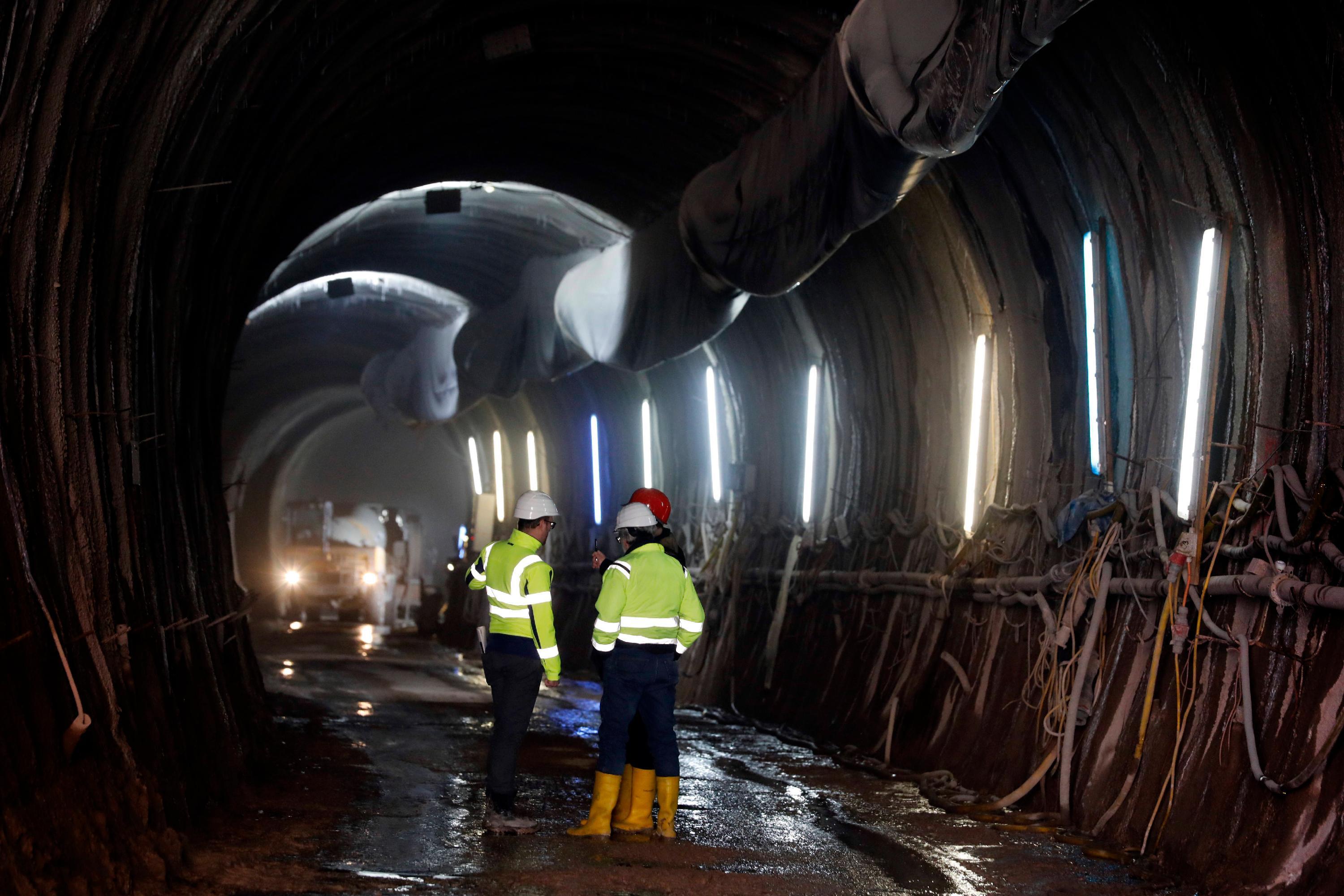  Je weiter man in die Röhre vordringt, desto staubiger und stickiger wird es.