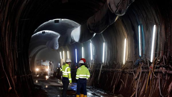 Je weiter man in die Röhre vordringt, desto staubiger und stickiger wird es.