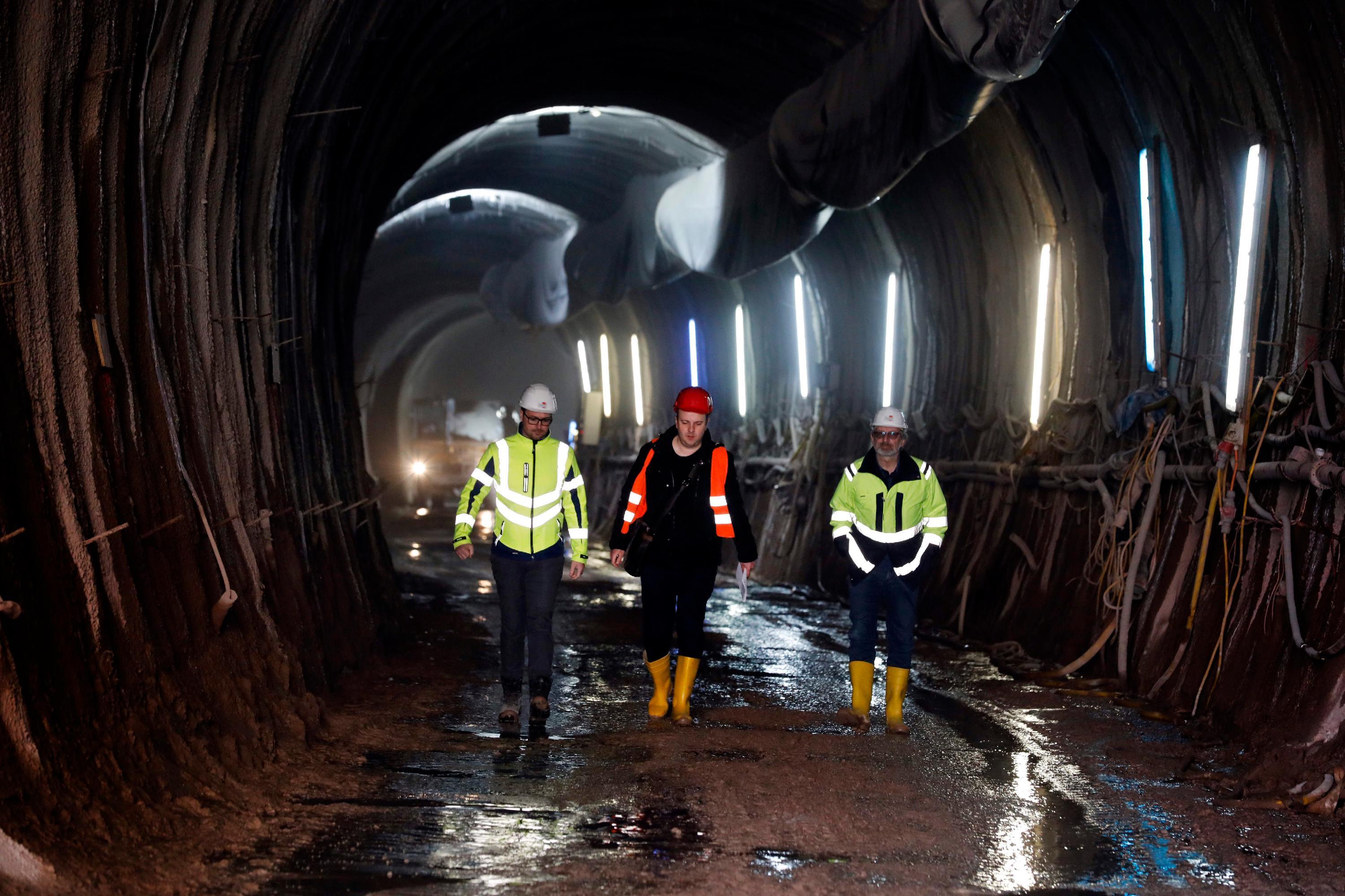 Die Baustelle im Südwesten Nürnbergs zählt derzeit zu den größten der Region, wie Schlarp (links) erklärt.