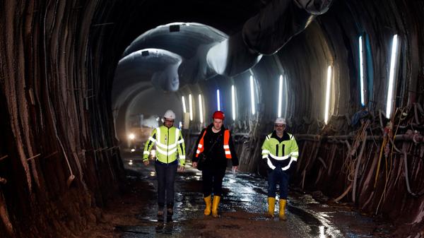 Die Baustelle im Südwesten Nürnbergs zählt derzeit zu den größten der Region, wie Schlarp (links) erklärt.