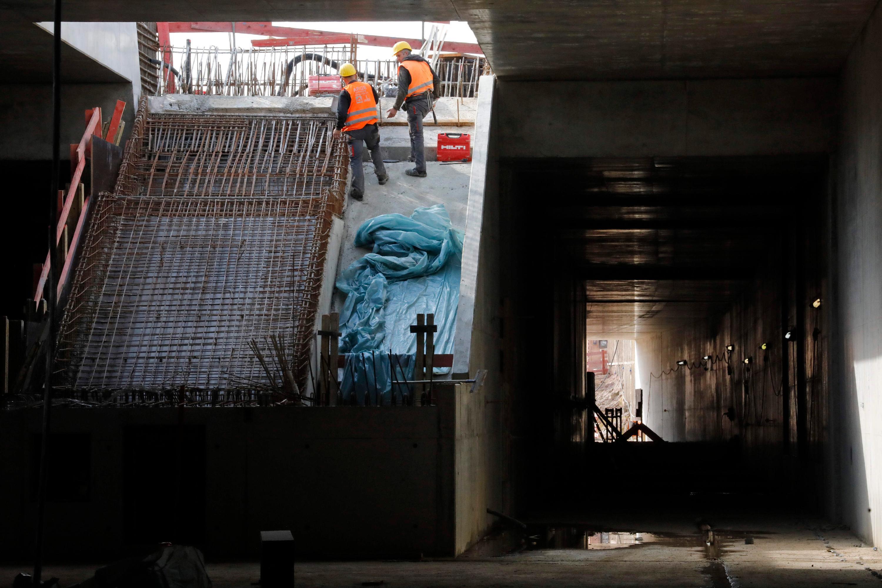 Links bitte die Fahrgäste, rechts die U-Bahn. So wird es in Zukunft laufen.