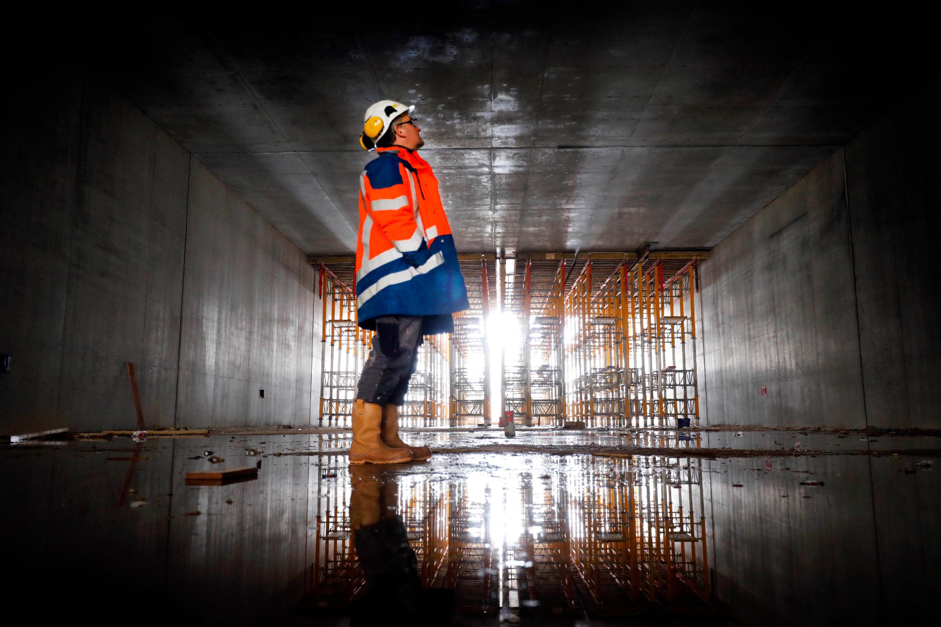 Bauleiter Martin Löwe sieht sich die künftige Haltestelle Kleinreuth bei Schweinau aus nächster Nähe an.