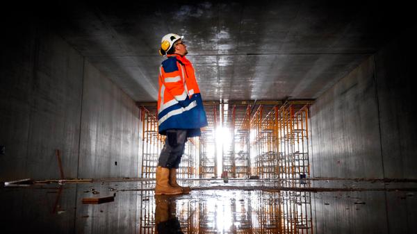 Bauleiter Martin Löwe sieht sich die künftige Haltestelle Kleinreuth bei Schweinau aus nächster Nähe an.