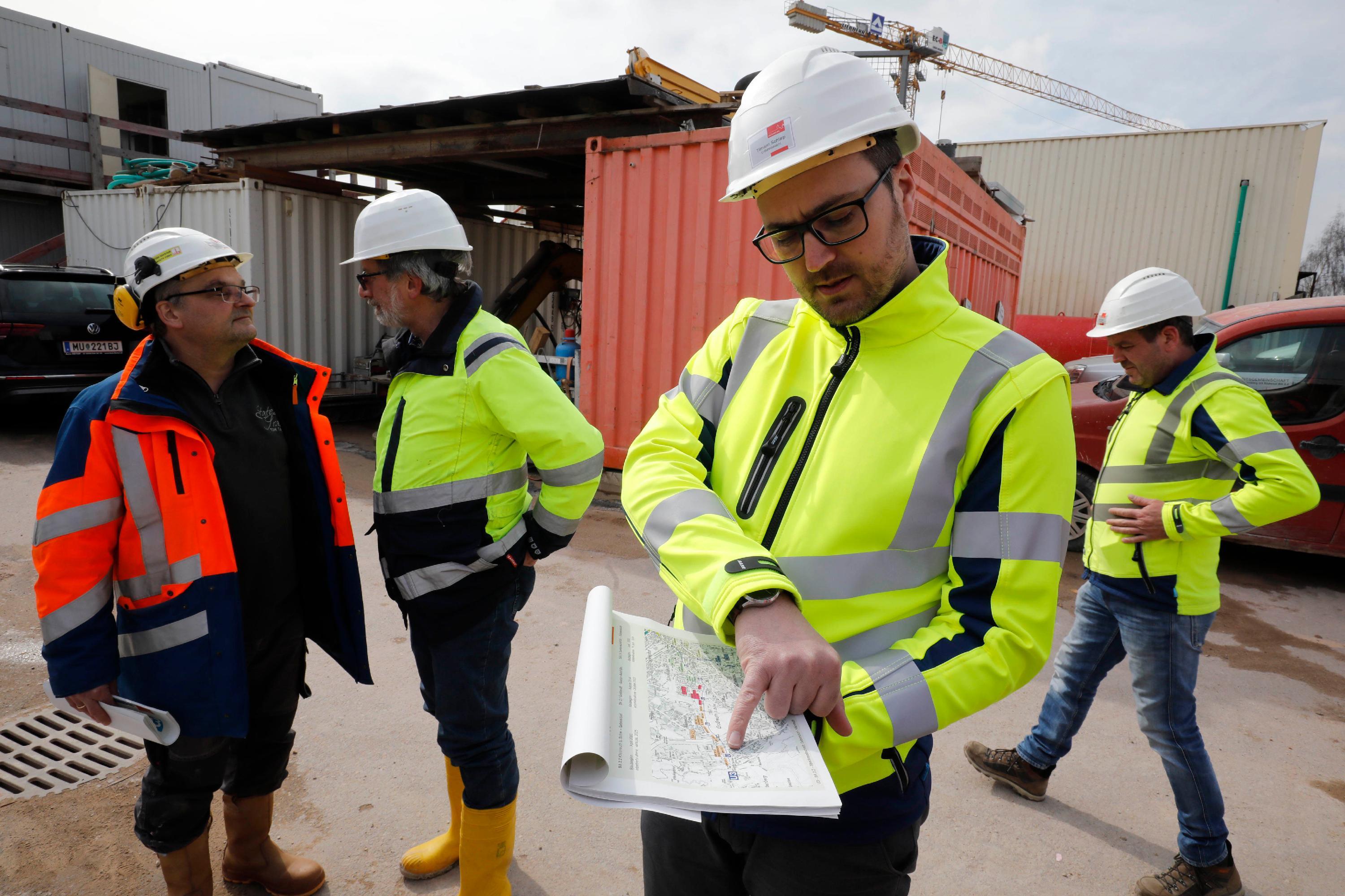 Tilmann Schlarp, Bereichsleiter beim U-Bahnbauamt Nürnberg, schaut sich die Pläne an.