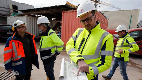 Tilmann Schlarp, Bereichsleiter beim U-Bahnbauamt Nürnberg, schaut sich die Pläne an.