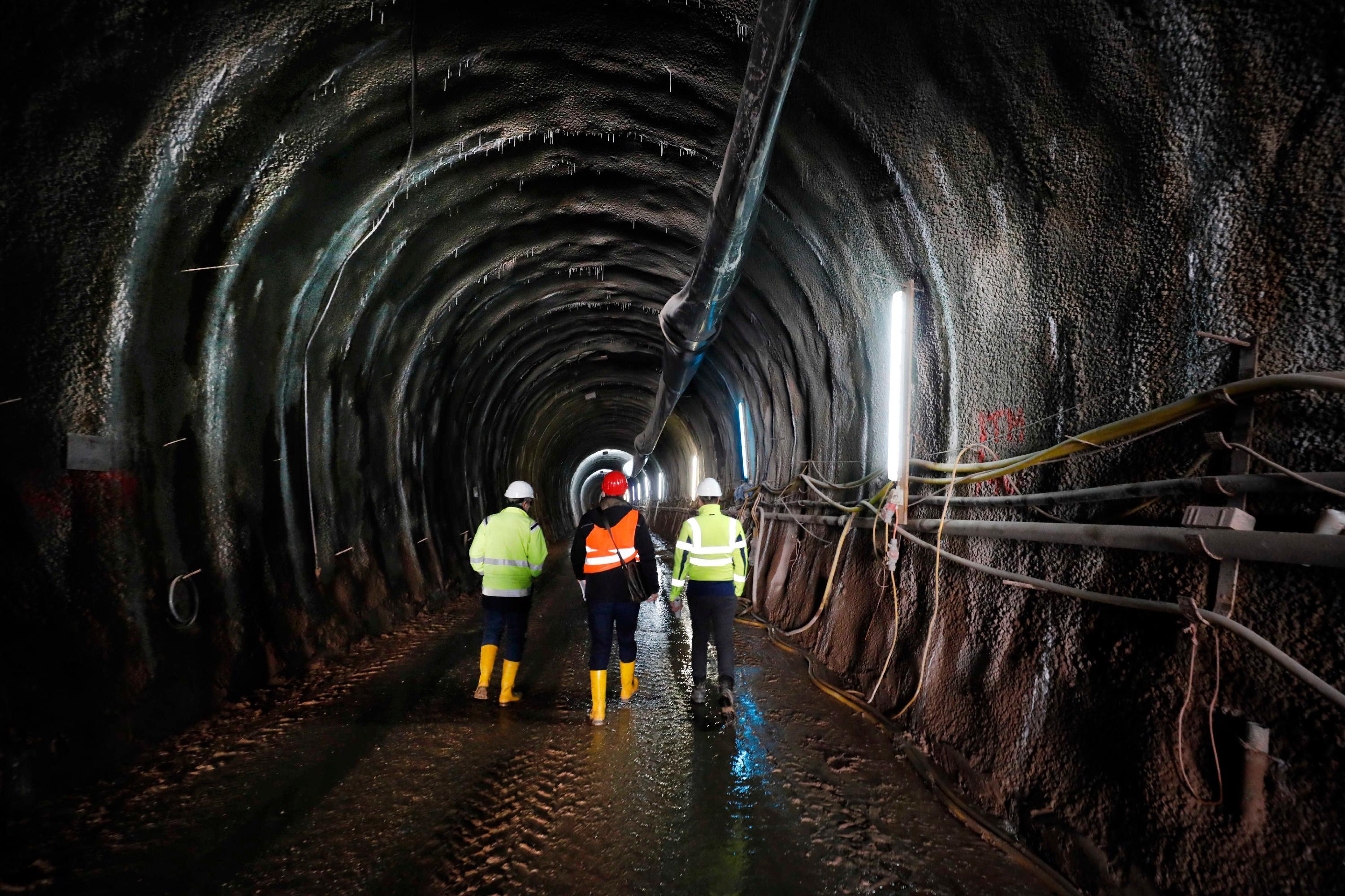 Ein an der Decke hängender Schlauch sorgt dafür, dass verbrauchte Luft nach hinten aus dem Tunnel hinausgeleitet wird