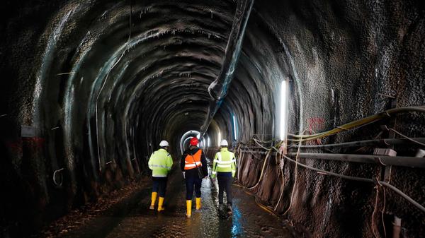 Ein an der Decke hängender Schlauch sorgt dafür, dass verbrauchte Luft nach hinten aus dem Tunnel hinausgeleitet wird