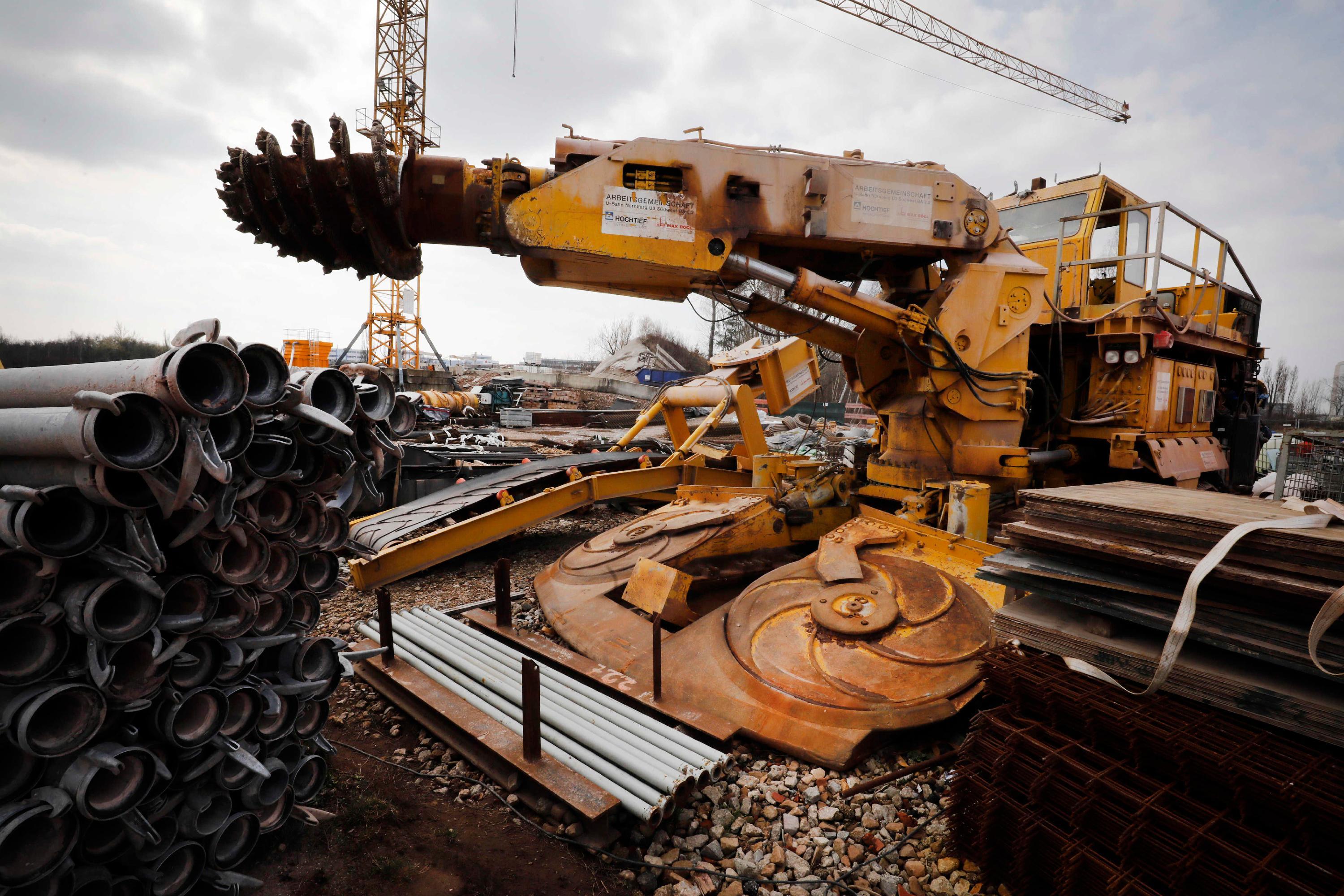 Welche Kräfte auf der Baustelle wirken, verdeutlicht schon ein Blick auf die Teilschnittfräse. Das riesige Fahrzeug sorgt für den bergmännischen Vortrieb und kann sich pro Tag etwa vier Meter im und durch den Untergrund vorarbeiten.  