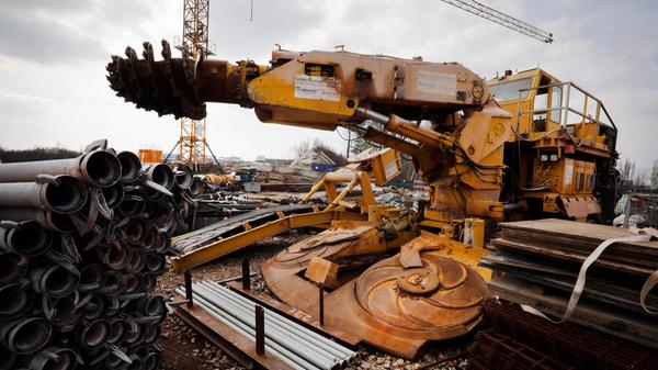 Welche Kräfte auf der Baustelle wirken, verdeutlicht schon ein Blick auf die Teilschnittfräse. Das riesige Fahrzeug sorgt für den bergmännischen Vortrieb und kann sich pro Tag etwa vier Meter im und durch den Untergrund vorarbeiten.