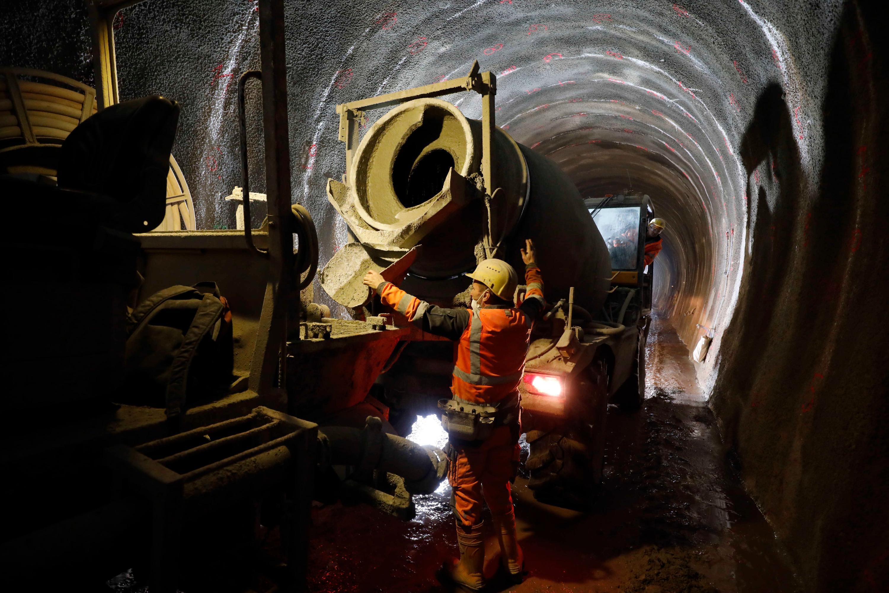 ... dass der Spritzbüffel mit Spritzbeton versorgt wird. 