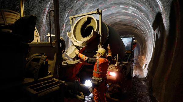 ... dass der Spritzbüffel mit Spritzbeton versorgt wird.