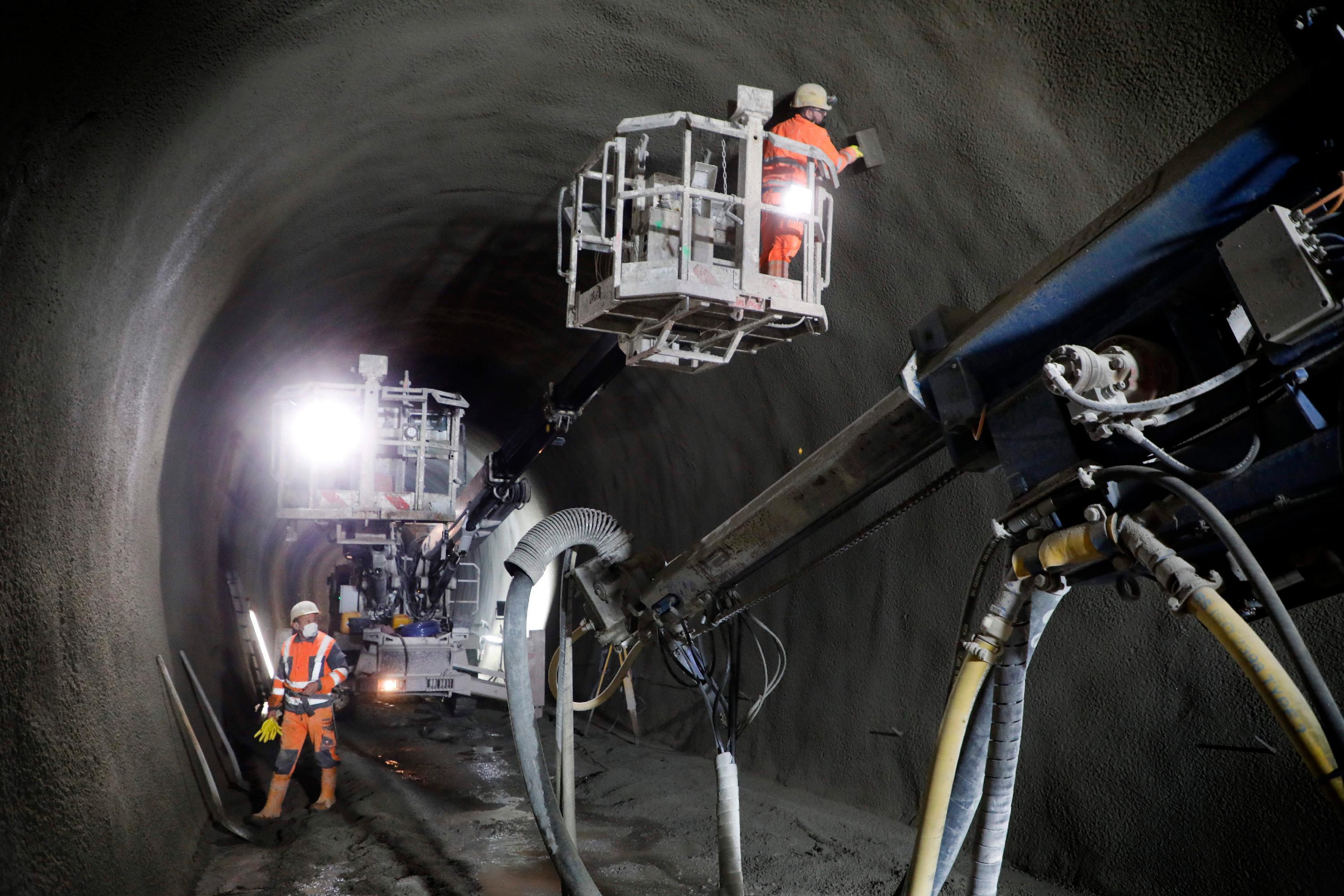Das Material muss möglichst gleichmäßig aufgetragen werden, da hier später noch die eigentliche Tunnelröhre eingezogen werden soll.