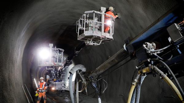 Das Material muss möglichst gleichmäßig aufgetragen werden, da hier später noch die eigentliche Tunnelröhre eingezogen werden soll.