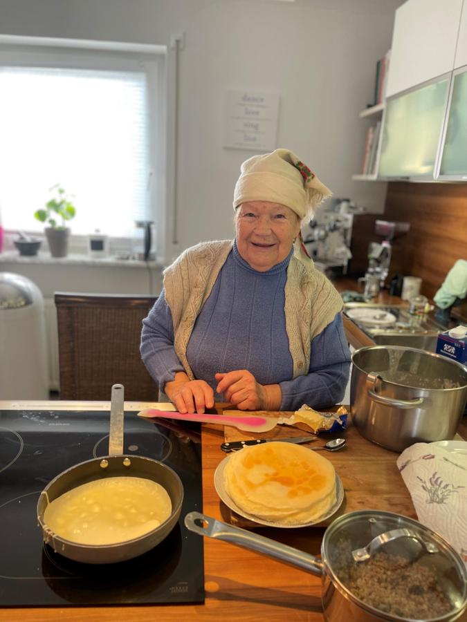 Monika Mäx aus Forchheim hat eine sechsköpfige ukrainische Familie bei sich aufgenommen. Die ukrainische Großmutter ist begeistert beim Pfannkuchen backen. 