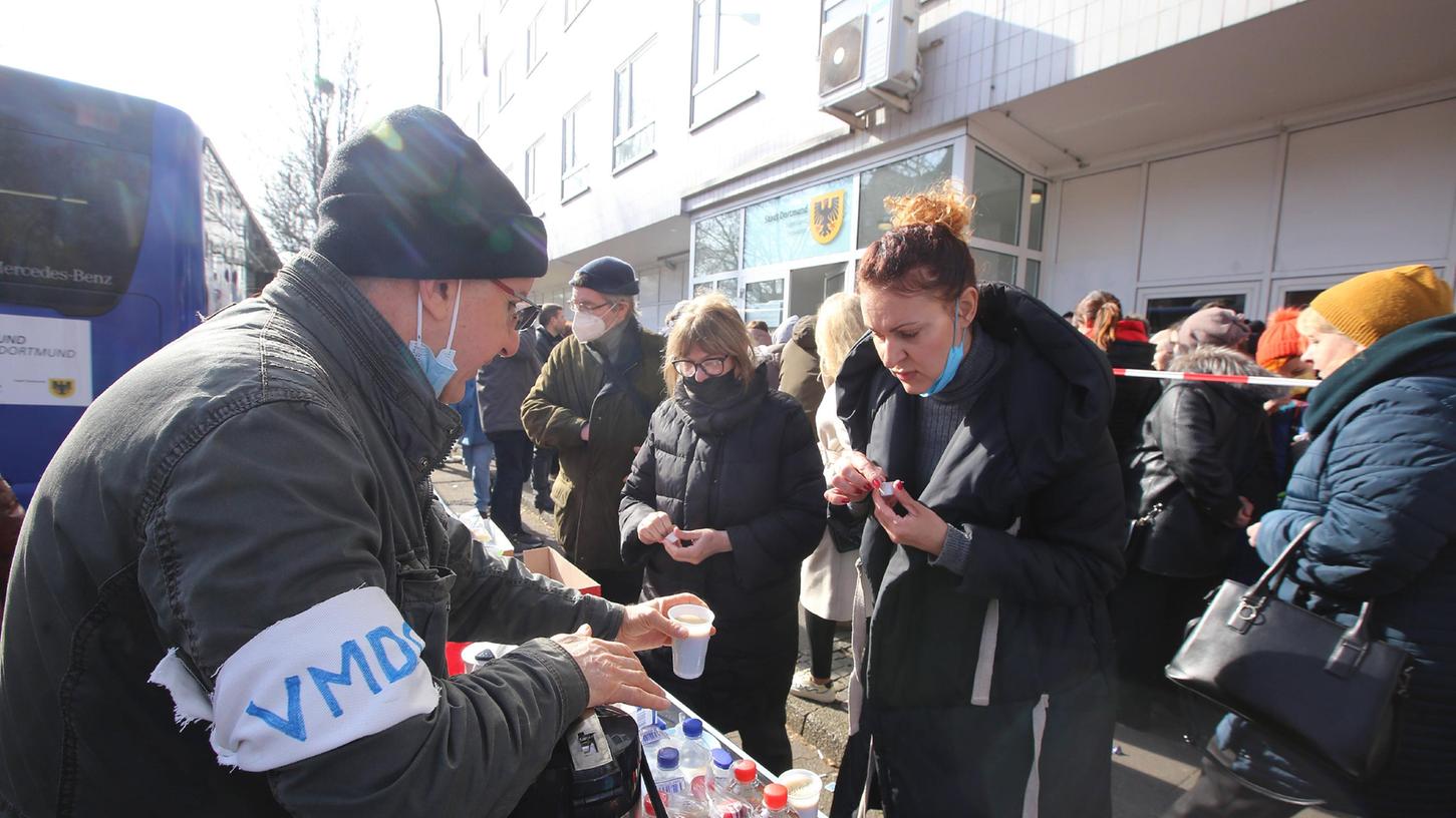 Zur Registrierung stellen sich täglich zahlreiche Flüchtlinge aus der Ukraine vor einer Außenstelle des Dortmunder Sozialamtes an. 