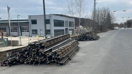 Die ausrangierten Schienen lagerten auf dem Gelände des Parsberger Bahnhofs. Vermutlich am 7. März wurden sie von einer zunächst noch unbekannten Firma abtransportiert.
Die ausrangierten Schienen lagerten auf dem Gelände des Parsberger Bahnhofs. Vermutlich am 7. März wurden sie von einer zunächst noch unbekannten Firma abtransportiert.