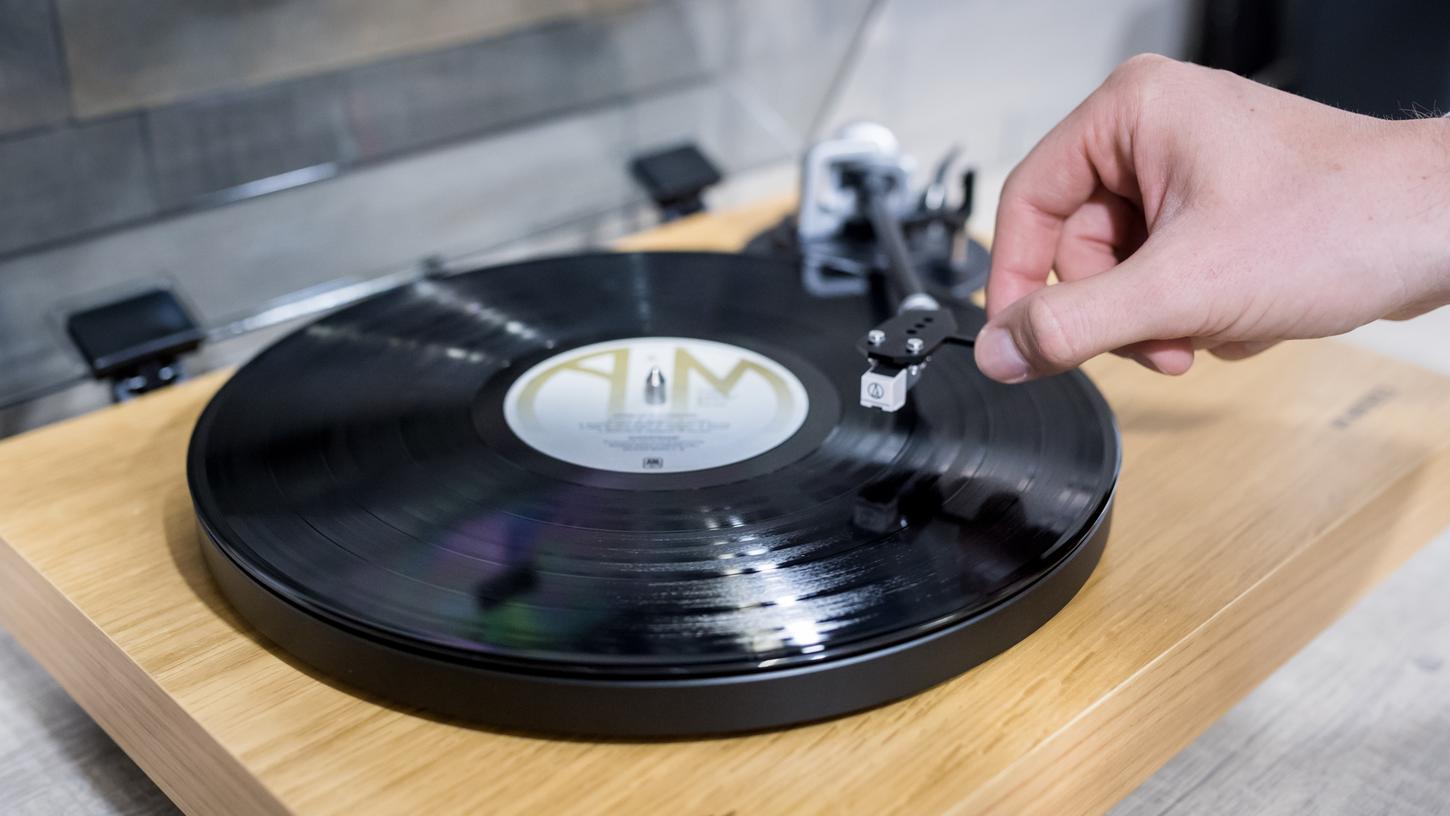 Nicht nur Schallplatten, auch die Plattenspiele sind wieder in Mode – viele Modelle gibt es schon seit den 1980er Jahren. Nicht nur Schallplatten, auch die Plattenspiele sind wieder in Mode – viele Modelle gibt es schon seit den 1980er Jahren.