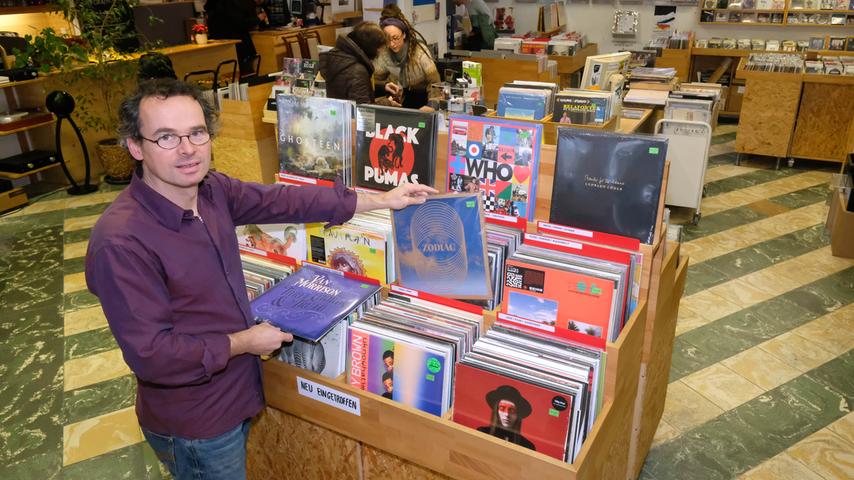 Für ihn ist jedes Album ein Kunstwerk: Tobias Leitmann betreibt den Platten- und Hifi-Laden "mono-Ton". Für ihn ist jedes Album ein Kunstwerk: Tobias Leitmann betreibt den Platten- und Hifi-Laden "mono-Ton".