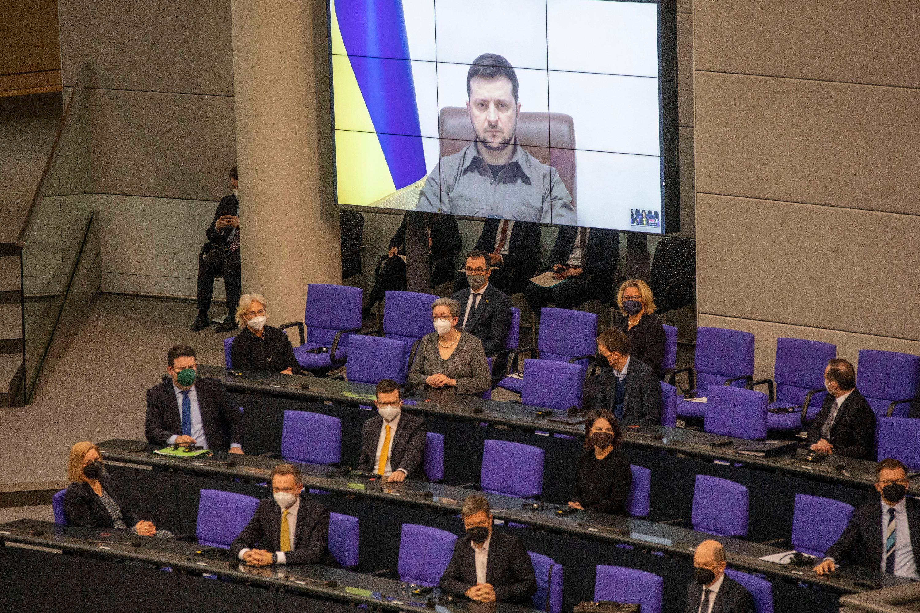 Bewegende Worte: n einer eindringlichen Videoansprache wandte sich der ukrainische Präsident Wolodymyr Selenskyj an Deutschland. Vor dem Deutschen Bundestag übte er Kritik an Deutschlands Russland-Politik. Selenskyj erklärte, er sei dankbar für die Sanktionen gegen Russland, diese würden jedoch nicht ausreichen.Es gebe eine neue Mauer durch Europa. "Reißen Sie diese Mauer nieder, unterstützen Sie uns", bat der Präsident den Bundeskanzler Olaf Scholz.  