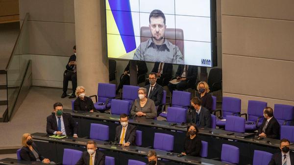 Bewegende Worte: n einer eindringlichen Videoansprache wandte sich der ukrainische Präsident Wolodymyr Selenskyj an Deutschland. Vor dem Deutschen Bundestag übte er Kritik an Deutschlands Russland-Politik. Selenskyj erklärte, er sei dankbar für die Sanktionen gegen Russland, diese würden jedoch nicht ausreichen.Es gebe eine neue Mauer durch Europa. "Reißen Sie diese Mauer nieder, unterstützen Sie uns", bat der Präsident den Bundeskanzler Olaf Scholz.