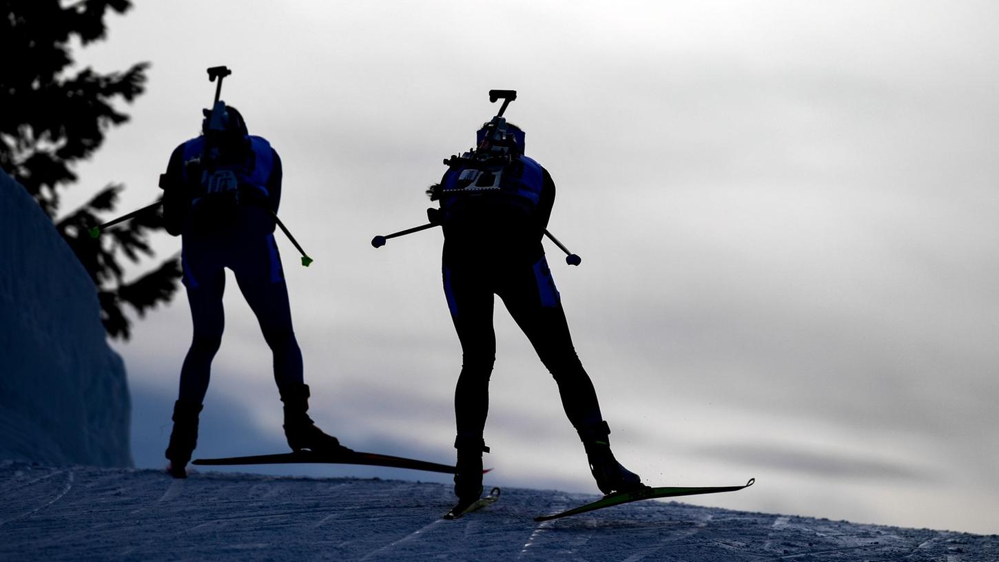 Die IBU hat Russland und Belarus wegen des Einmarsches in die Ukraine von allen Biathlon-Wettbewerben suspendiert. Die IBU hat Russland und Belarus wegen des Einmarsches in die Ukraine von allen Biathlon-Wettbewerben suspendiert.