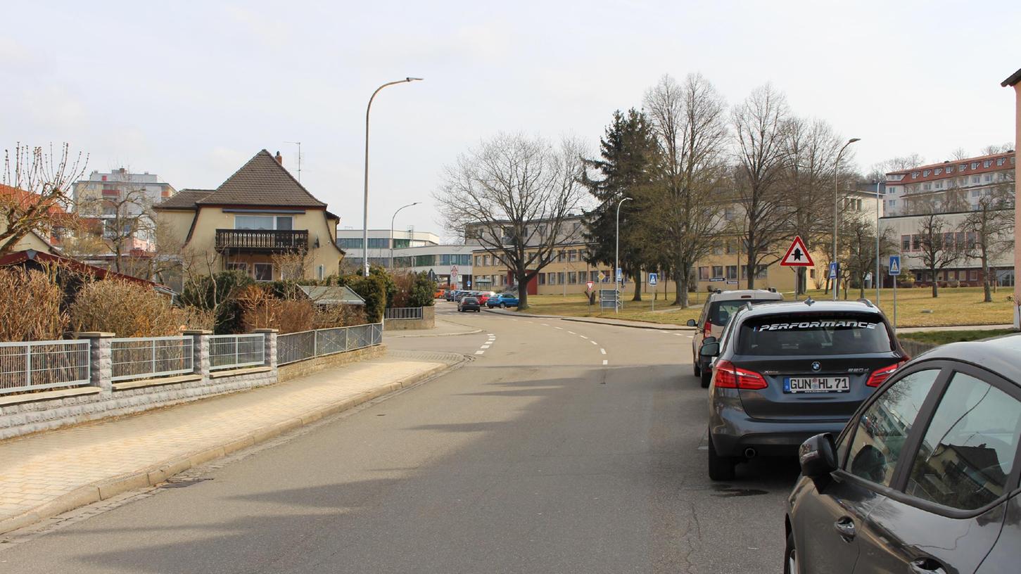Blick auf die Bismarckstraße, links zweigt die Sichlingerstraße ab: In diesem Bereich wurde die Frau am Samstag, 12. März, in ein schwarzes Auto gezogen.