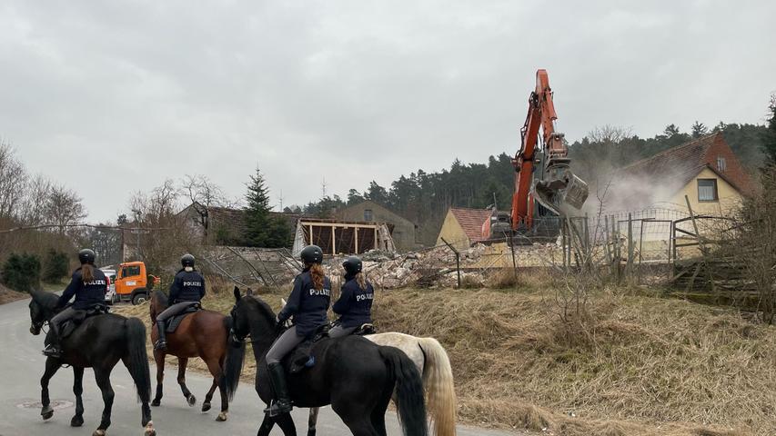 In Altschauerberg, einem Dorf bei Emskirchen, verschwand seit Mittwoch ein Stück Internet-Geschichte. Donnerstag patrouillierten Polizistinnen mit Pferden an der Baustelle.
