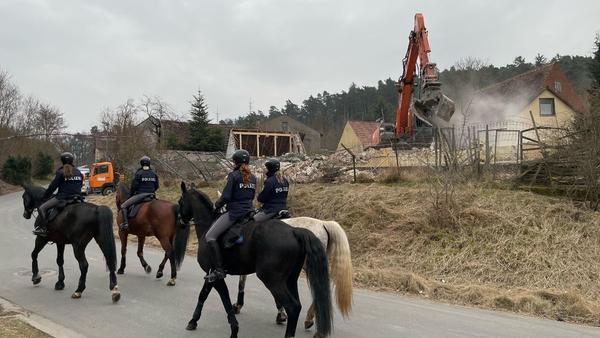 Vor genau einem Jahr, am 17. März 2022, verschwand in Altschauerberg, einem Dorf bei Emskirchen, ein Stück Internet-Geschichte. Polizistinnen mit Pferden an der Baustelle, während Bagger das ehemalige Elternhaus des YouTubers Drachenlord dem Erdboden gleichmachten.