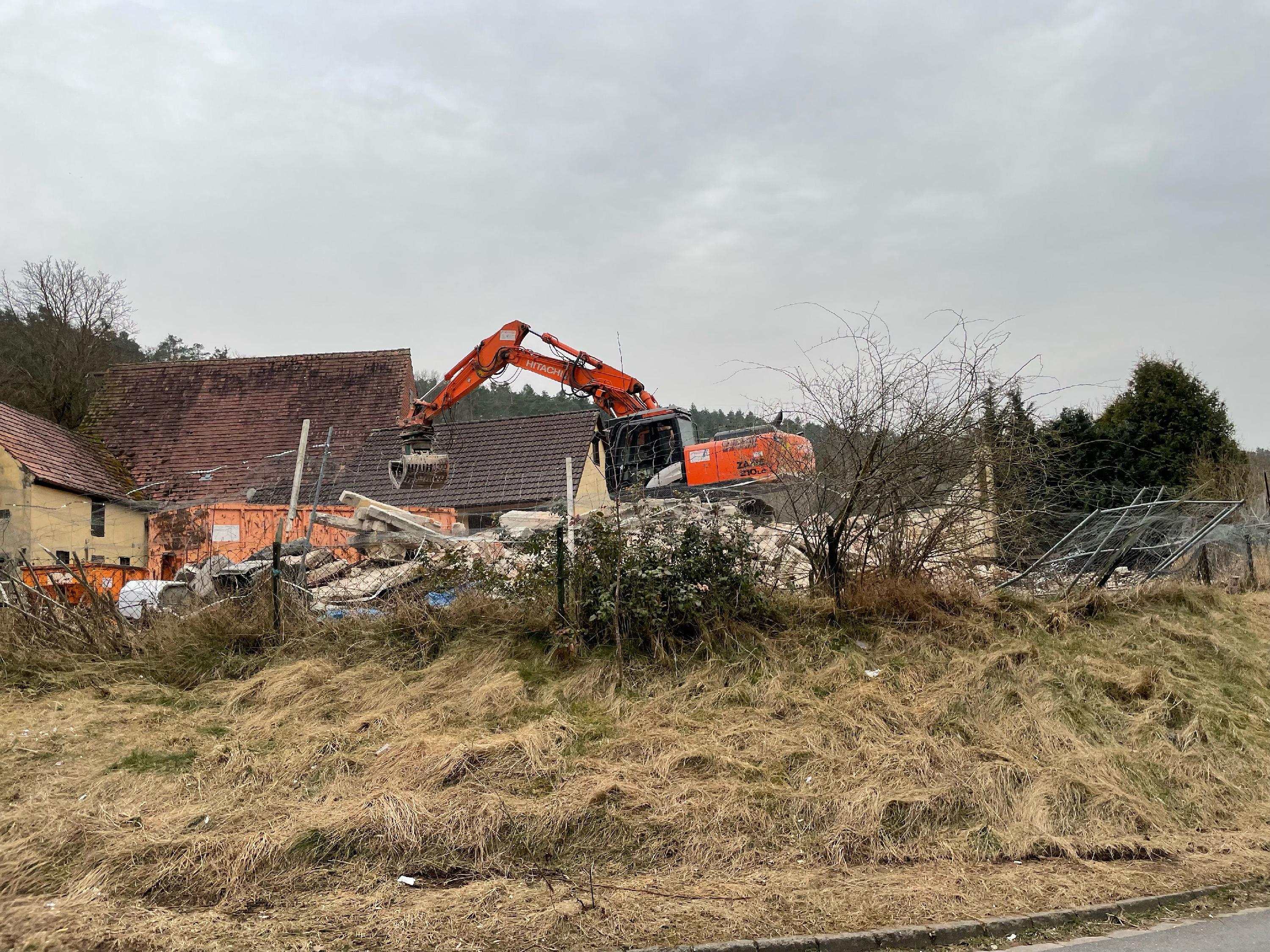 Zunächst war das Haus des Drachenlords plattgemacht worden, einen Tag später waren dann weitere Nebengebäude an der Reihe.