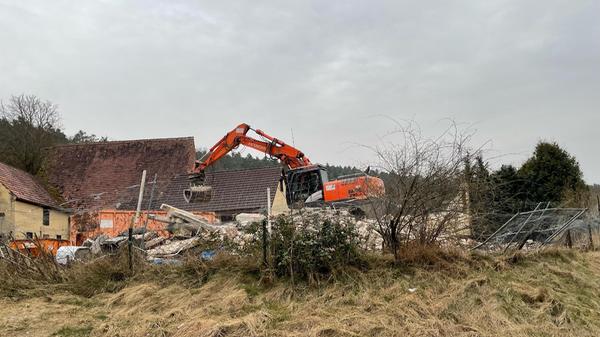 Zunächst war das Haus des Drachenlords plattgemacht worden, einen Tag später waren dann weitere Nebengebäude an der Reihe.