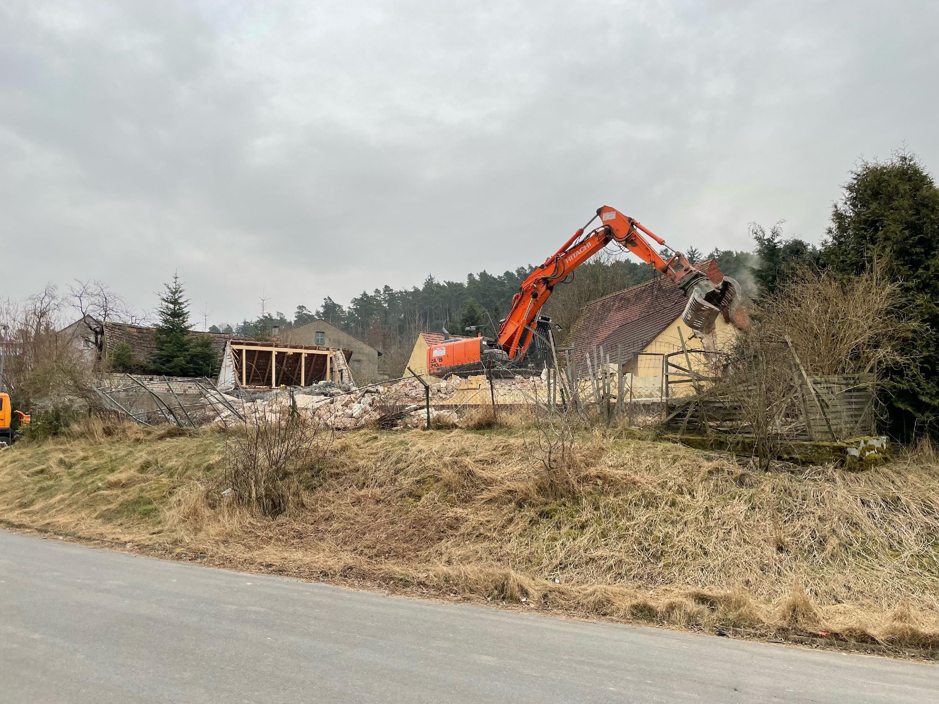 An Tag zwei des Abrisses waren die Bewohner ihrem Ziel schon ein weiteres Stück nähergekommen, der Bagger hat ganze Arbeit gemacht.