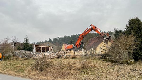 An Tag zwei des Abrisses waren die Bewohner ihrem Ziel schon ein weiteres Stück nähergekommen, der Bagger hat ganze Arbeit gemacht.