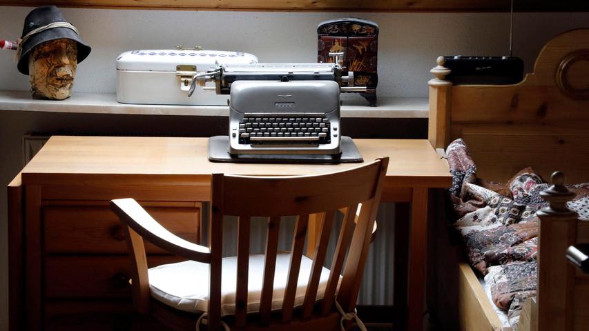 Nein, auf dieser Schreibmaschine tippt der Spezi nicht mehr. Sie ist nur noch Zierde in seinem Oberstübchen.