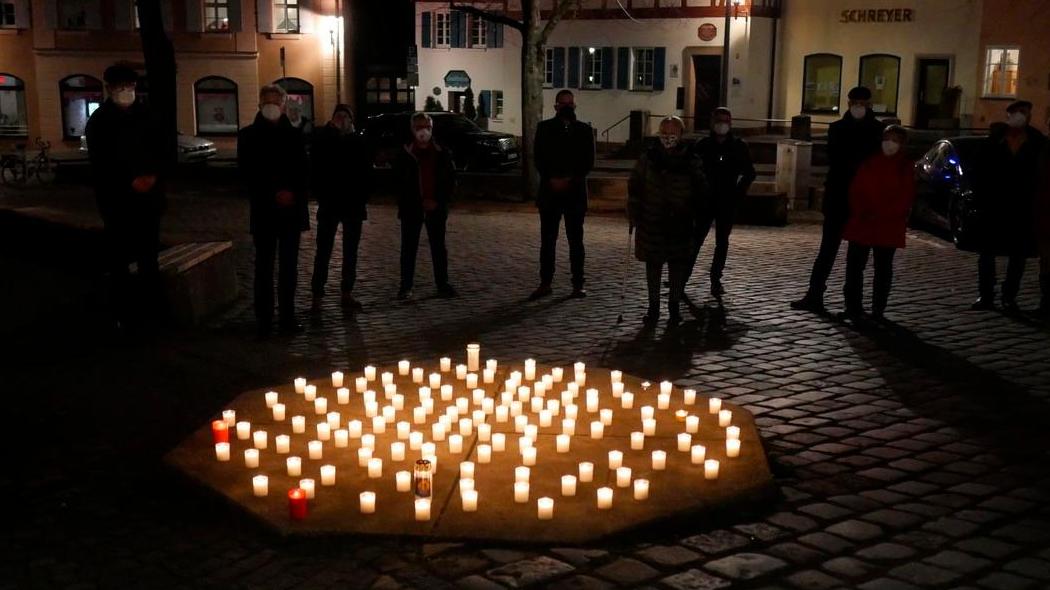 Gedenken an die bislang 126 Schwabacher Corona-Toten. Die waren zwischen 54 und 100 Jahre alt. Die Jusos hatten die kleine Veranstaltung am Martin Luther-Platz am Mittwochabend organisiert.  