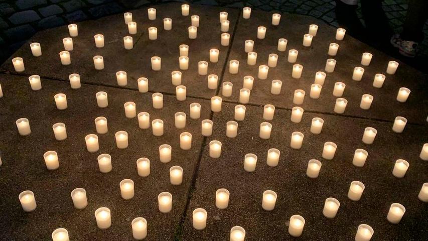 Eine Flamme für jedes Lebenslicht, das das Virus ausgeblasen hat.
Eine Flamme für jedes Lebenslicht, das das Virus ausgeblasen hat.