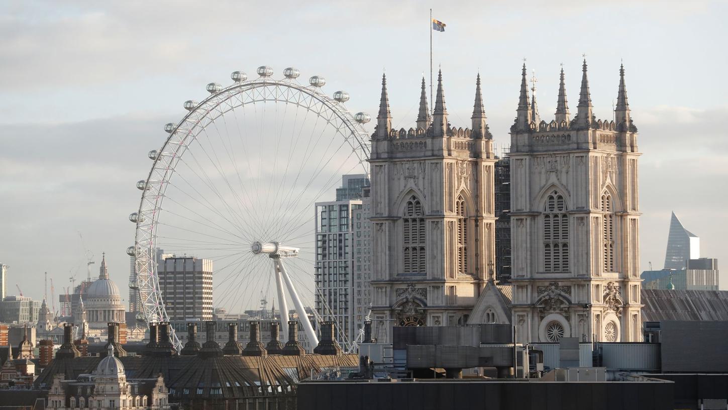 Britische Touristenattraktionen wie der Westminster Abbey, hier vor dem London Eye zu sehen, erfreuen sich nach wie vor großer Beliebtheit.