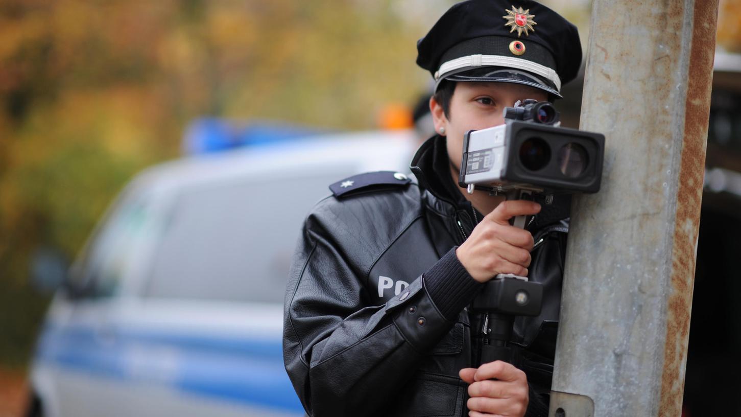 Überall in Bayern werden sich Polizisten auf die Lauer legen, um Raser zu stoppen. 