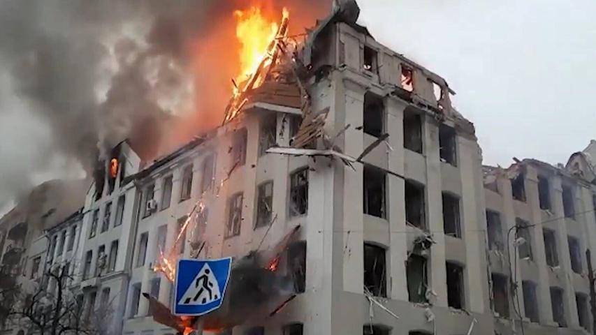 Von einer Rakete getroffenes Haus in Nürnbergs Partnerstadt Charkiw. Der Albtraum des Krieges in der Ukraine lässt jeden "Freedom Day" schal schmecken.