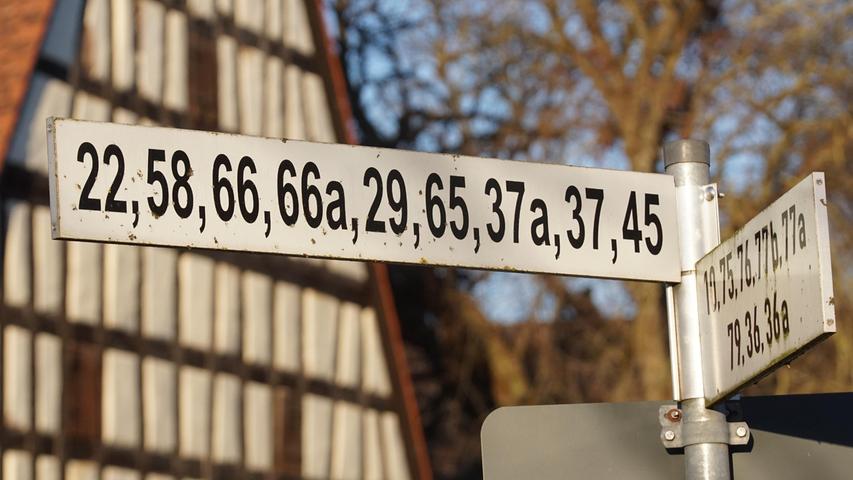 Interessante Hausnummernschilder im Heilsbronner Ortsteil Müncherlbach - die Reihenfolge der Nummern lässt das dahinter liegende Ordnungskriterium nicht auf den ersten Blick erkennen.
