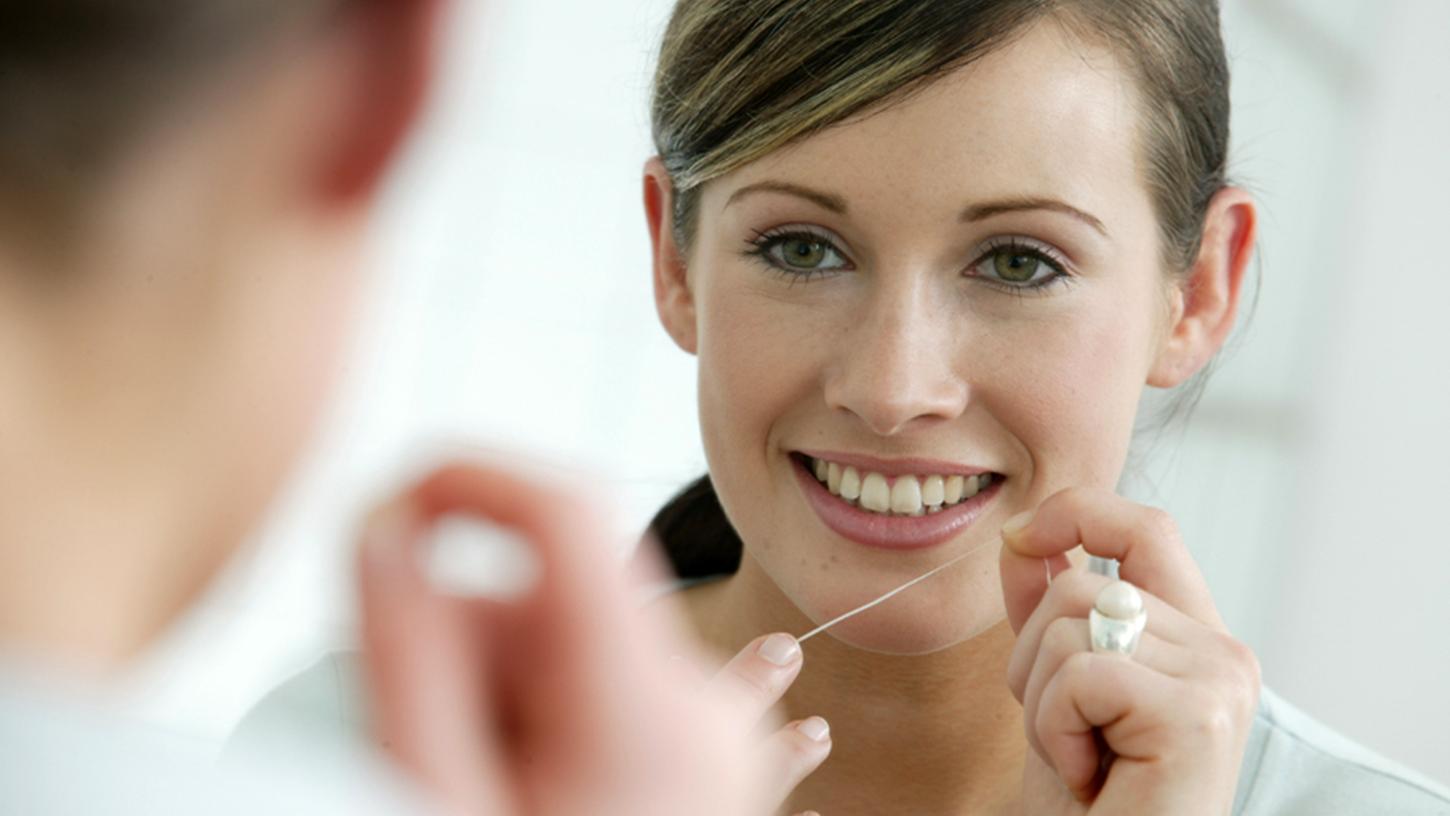 Für eine gesunde Zahnhygiene ist auch Zahnseide wichtig. Allerdings sind die Weisheitszähne damit schwierig zu erreichen. Für eine gesunde Zahnhygiene ist auch Zahnseide wichtig. Allerdings sind die Weisheitszähne damit schwierig zu erreichen.