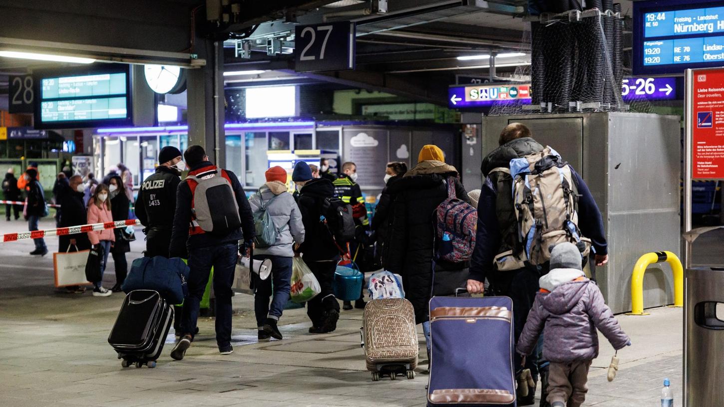 Zahlreiche Flüchtlinge aus der Ukraine gehen nach ihrer Ankunft aus der Ukraine zur Registrierung am Münchner Hauptbahnhof.