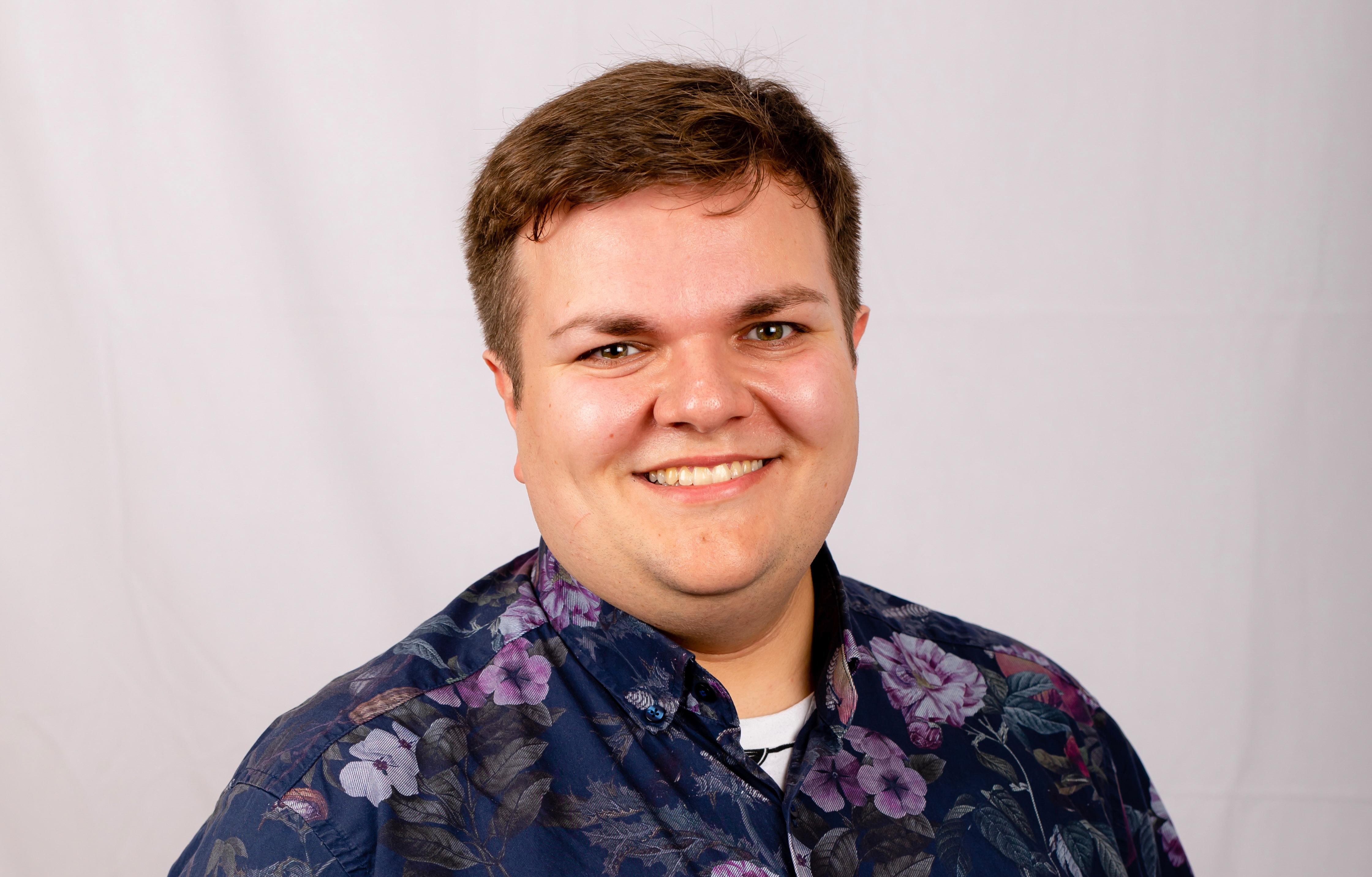 „Ich habe für die allgemeine Impfpflicht gestimmt, auch wenn ich der Meinung bin, dass die Abstimmung zum falschen Zeitpunkt kam“, berichtet der Nürnberger Abgeordnete Jan Plobner, der seit dem vergangenen Herbst als Schriftführer für die SPD im Bundestag sitzt. „Dass die Impflicht jetzt nach wochenlangen Debatten gescheitert ist, nagt vor allem an der Glaubwürdigkeit der politischen Entscheider*innen und damit auch an mir. Politik lebt vom Kompromiss. Das war auch hier dank der Union mal wieder unmöglich. Die Konsequenz im Herbst müssen wir nun abwarten.“