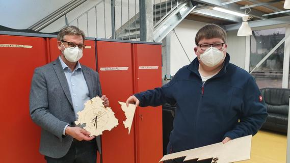 Als Dankeschön gab's mit dem Laser-Cutter eigens hergestellte Uhren.