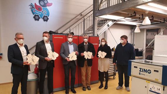 Zur Eröffnung kamen auch Sponsoren: Klaus Beetz (Alfmeier), Wolfgang Pendelin (Bosch Industriekessel), Bürgermeister Karl-Heinz Fitz, Erich Herreiner (Koordinator Förderprogramm), Julia Herzog (Hetzner Online), Fabian Müller vom FabLab (v. li.).