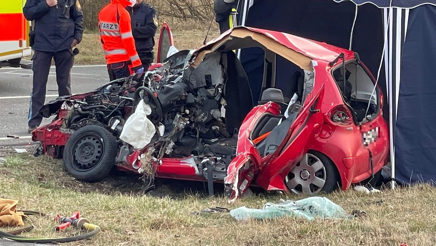 Tödlicher Unfall im Landkreis Fürth: Auto stößt frontal mit Traktor zusammen