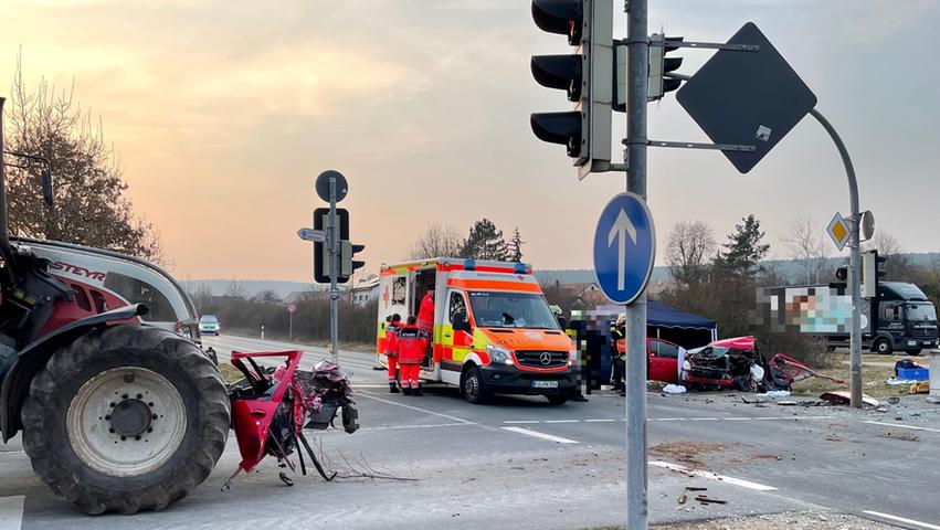Am späten Freitagnachmittag ereignete sich in Weinzierlein im Landkreis Fürth ein schwerer Verkehrsunfall. Ein Traktor und ein Auto sind an einer Kreuzung frontal zusammengestoßen.
