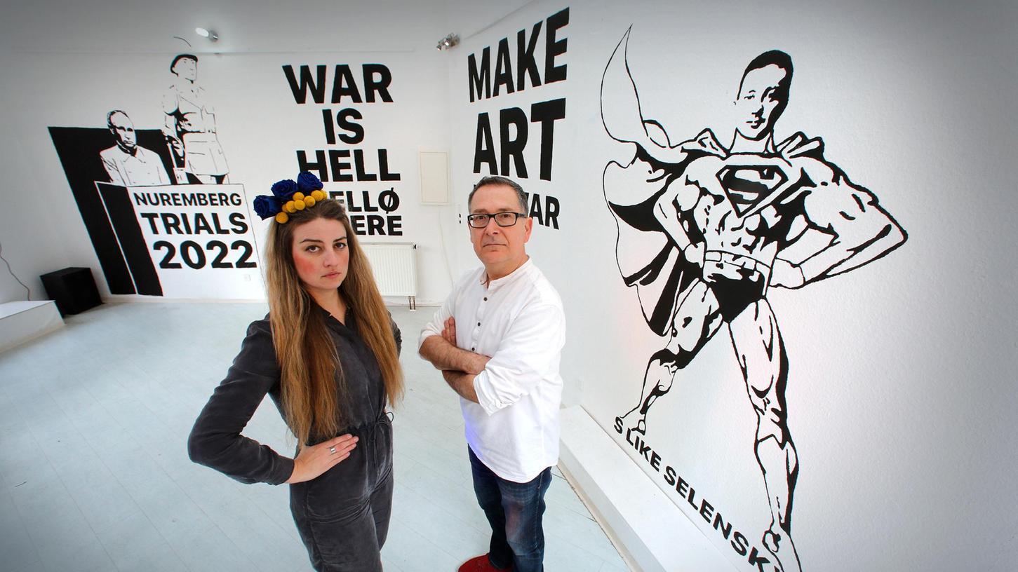 Künstlerin Bogi Nagy und SPD-Stadtrat Michael Ziegler mit der Anti-Kriegs-Kunst, die spontan in der Roten Galerie entstanden ist.