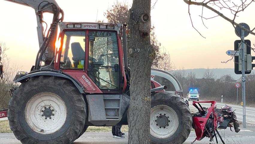 Durch den Vorderbau des Traktors wurde das Auto schwer beschädigt.